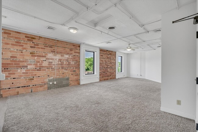 Photo - 400 N Main St