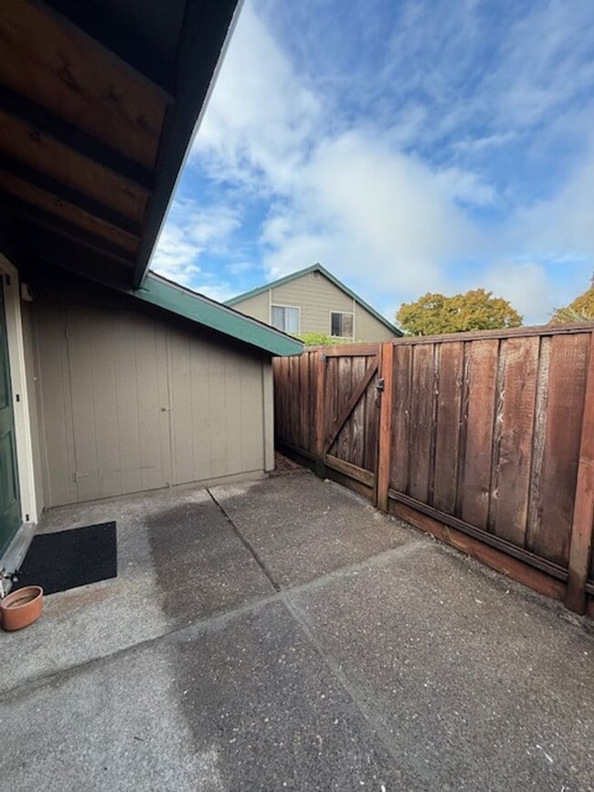 Photo - Rare 2 bedroom/1 bathroom Single Story Con...