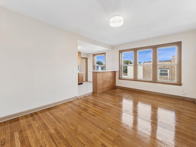 Photo - 4720 N Springfield Ave Unidad 2