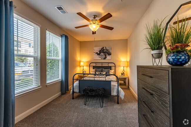 2BR, 2BA - 970SF - Secondary Bedroom