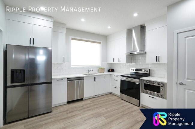 GORGEOUS 2 BEDS + DEN / 2 BATH MAIN FLOOR
