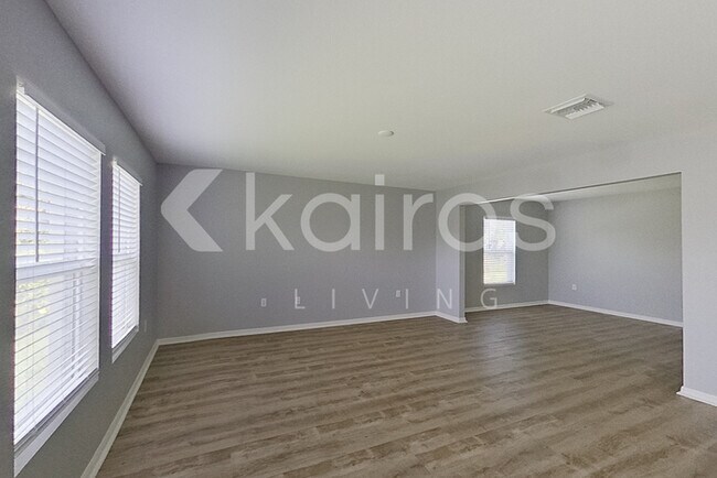 Photo - 1010 Kaye St E