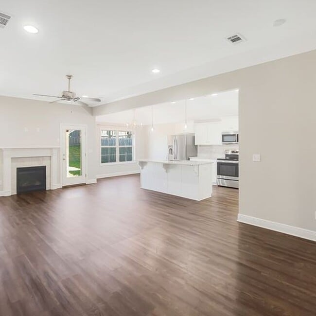 Photo - Beautiful 3 Bed 2 Bath Available in July! House