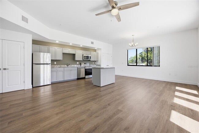 Photo - 100 N Dewey St