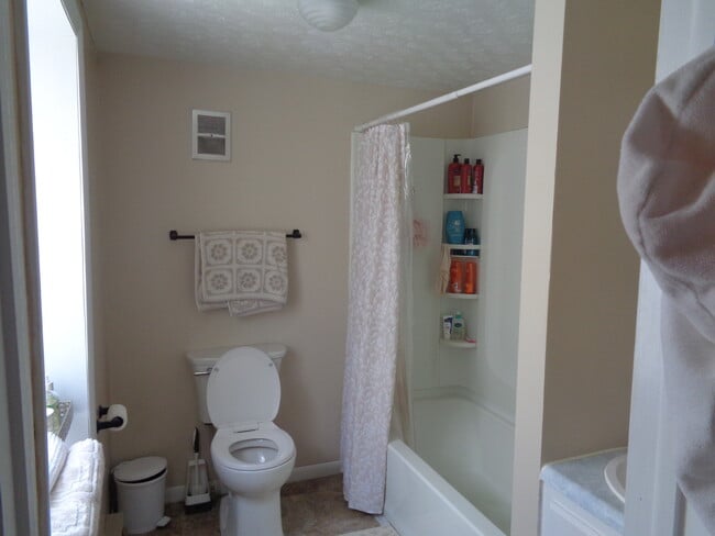 Full Bath Master Bedroom - 536 N Centre St Unit Upstairs Apt B