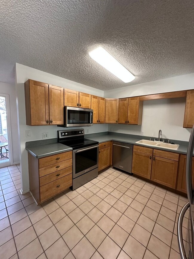 Photo - 2 Bedroom, 2 1/2 Bathroom Townhome located near hospitals and colleges!