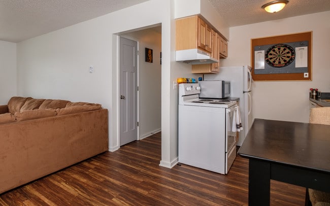 Building Photo - 204 Oak Blvd Unit 304