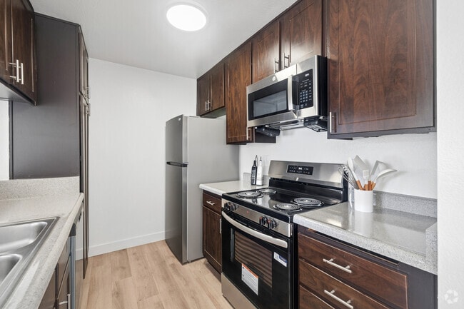 2BR, 2BA - 784SF - Kitchen