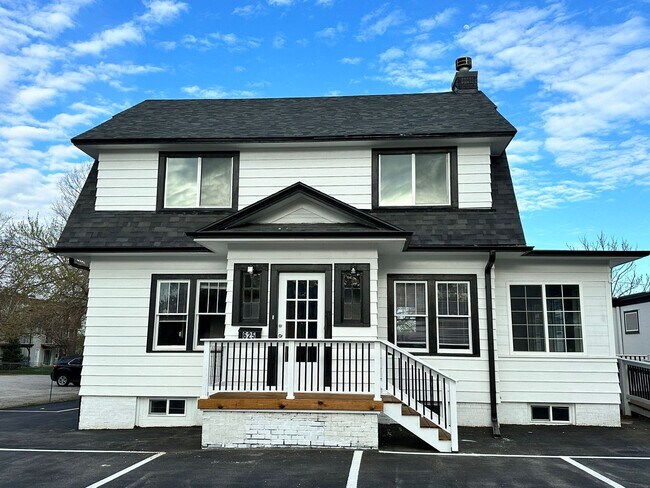 Discover this updated home, perfectly located on the main drive. Within a 5-minute radius, you’ll fi - 625 S Washington St House