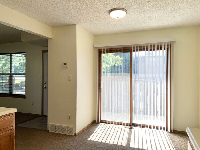 Photo - 3 Bedroom Unit Near Everything!!