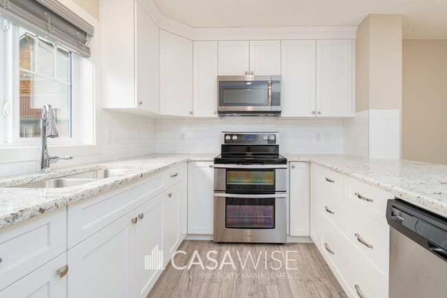 Photo - 1005-1005 Graydon Hill Blvd SW