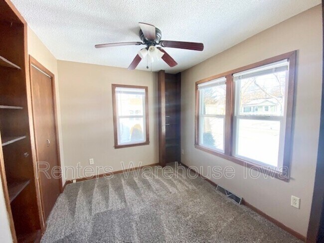 Photo - 3330 52nd St