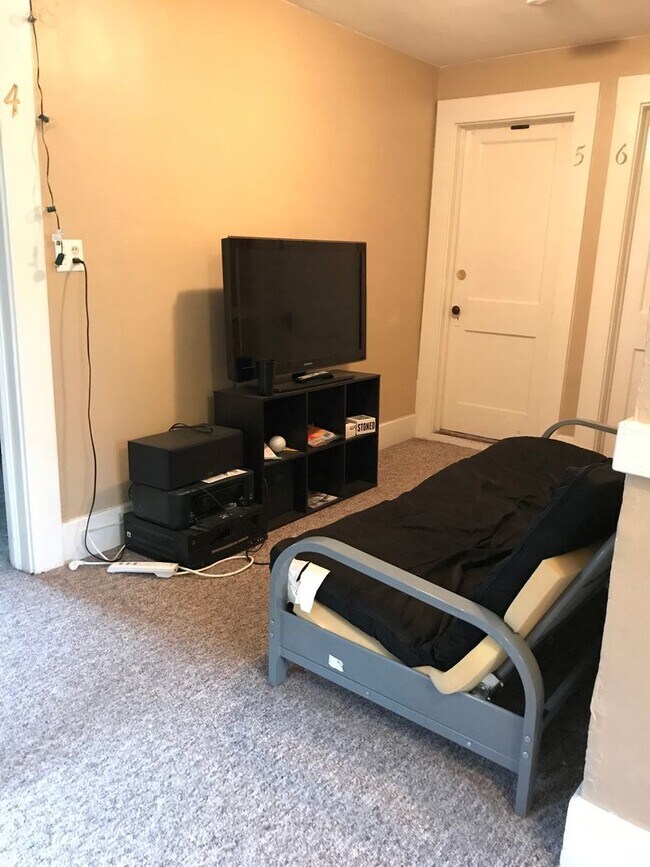 Photo - 6 Bedroom 2 Bathroom Home Available NOW fo...