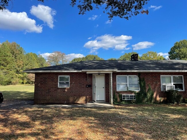 Building Photo - Updated Two Bedroom Apartment in Lincolnton