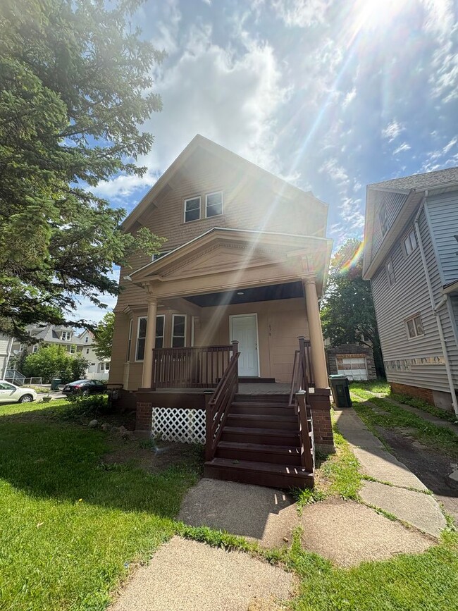 Building Photo - Charming Three Bedroom Townhouse!