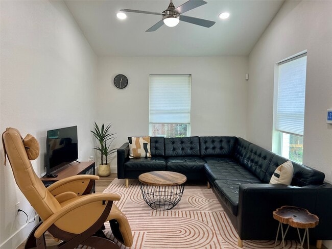 Photo - 1119 Panama St