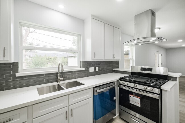 Building Photo - 4314 Woodmont Dr