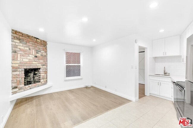 Building Photo - 2029 Cloverfield Blvd Unit B Rental