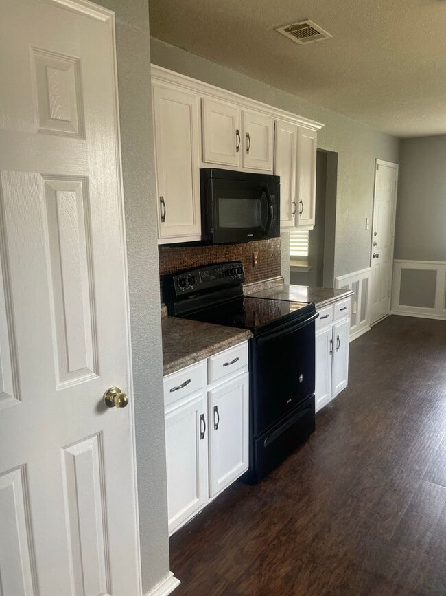 Photo - 4 bedroom 2 bathroom house! HOUSING ACCEPTED!