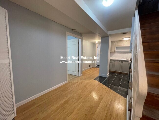 Photo - 474 E 7th St