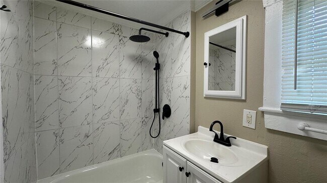 Photo - 404 E North St