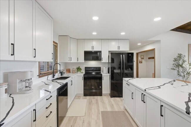 Photo - Luxury Lakefront House - Fully Furnished
