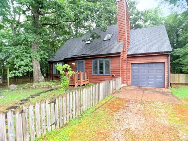 Building Photo - Charming, large wooded lot. Rental