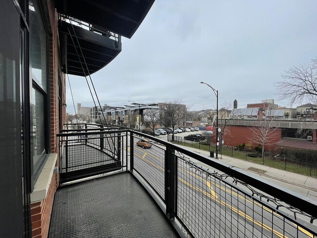 Building Photo - "Spacious 3-Bed, 2-Bath Gem in Chicago's Heart – 1205 Sq Ft of Modern Living!"