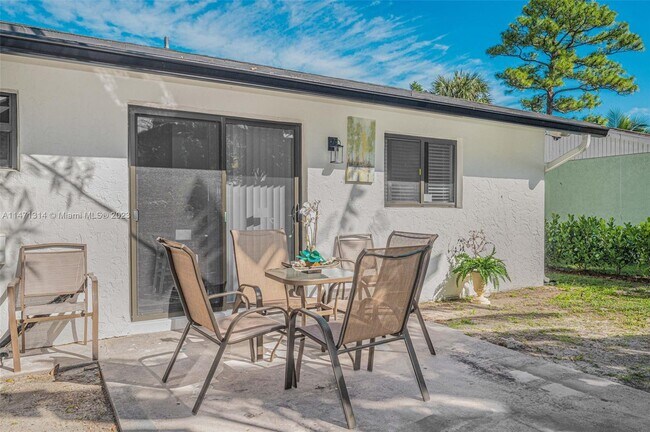 Photo - 2612 SE Clayton St Unidad Furnished Stuart Oasis