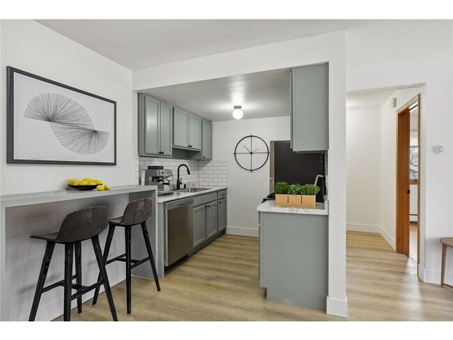 Photo - 99 E 54th St Unit 3