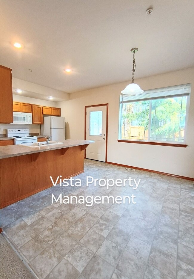 Photo - 2 Bedroom 2.5 bath BIG Townhouse with garage - minutes from JBLM East Gate