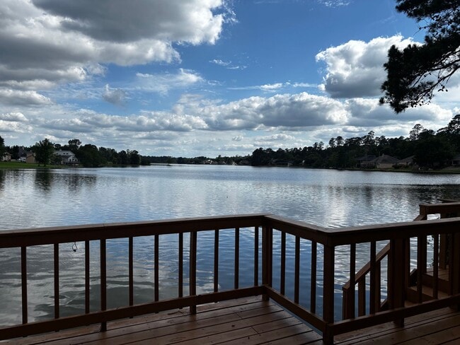 Building Photo - Waterfront Townhome in Elkins Lake
