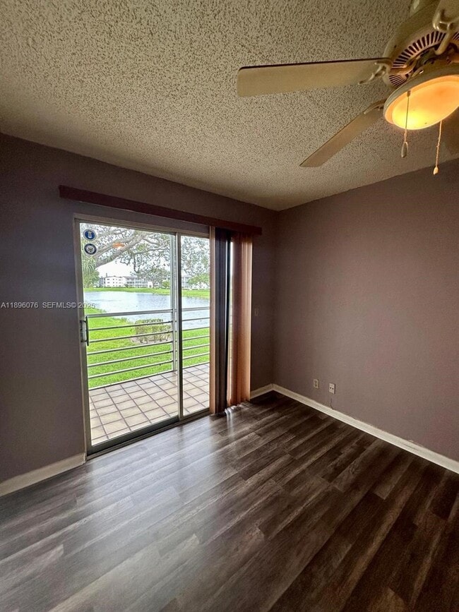 Photo - 402 Fanshaw J Unit 402