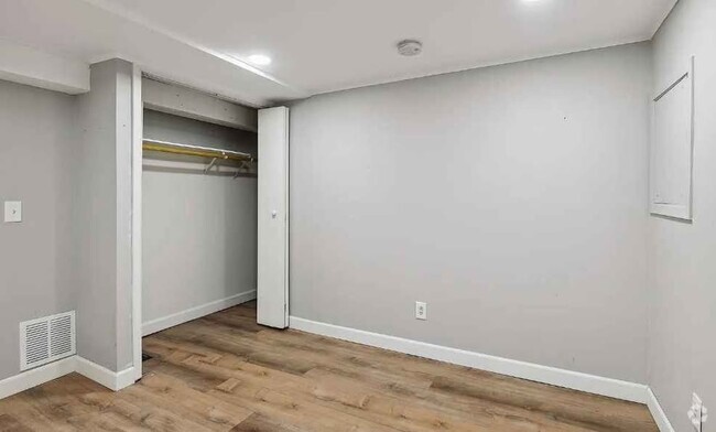 Building Photo - 530 Broadway St NE Unit 530 Lower Rental