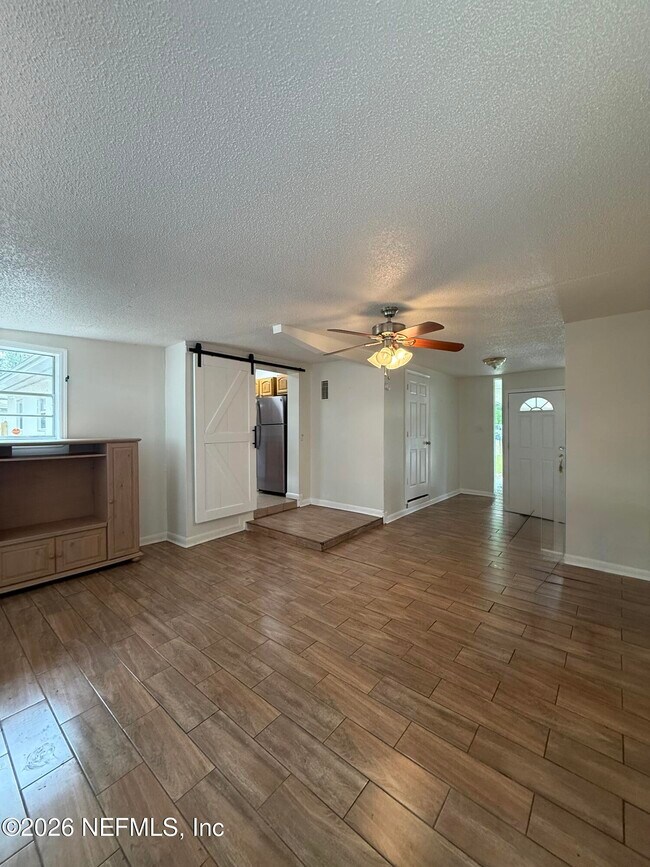 Photo - 909 La Marche Dr