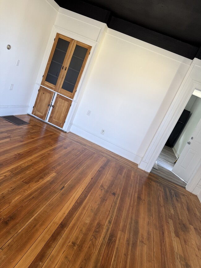 Living room - 305 N Main St Unit 3
