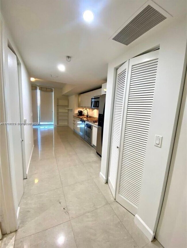 Building Photo - 185 SW 7th St Unit 1406