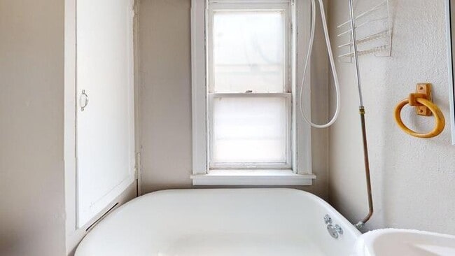 Photo - 413 1/2 W Thayer Ave