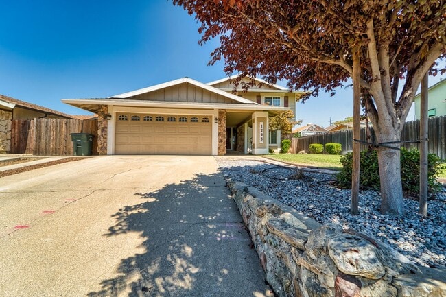 Building Photo - LARGE 5-bedroom 3 bath home in a great loc...