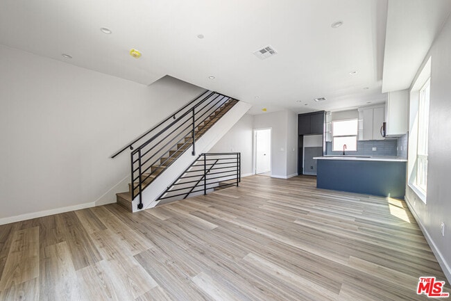 Photo - 6702 Balboa Blvd Unidad 1