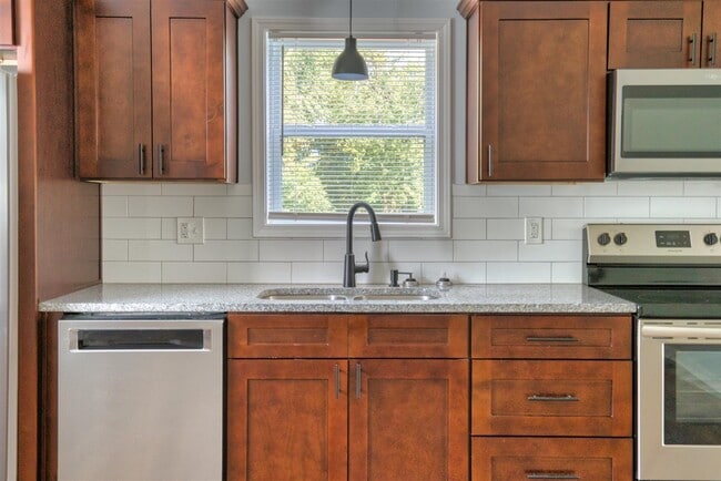 Photo - 704 W 7th St