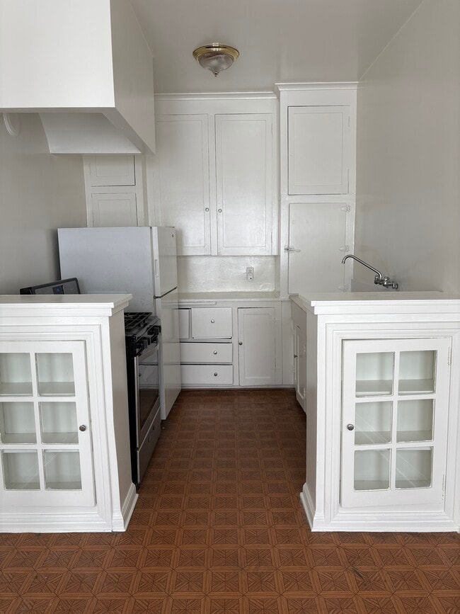 Kitchen - 1327 S Gramercy Pl Unit One Bedroom Upstairs