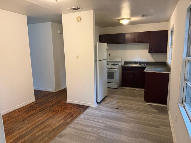 Photo - 80 Finch Dr SE