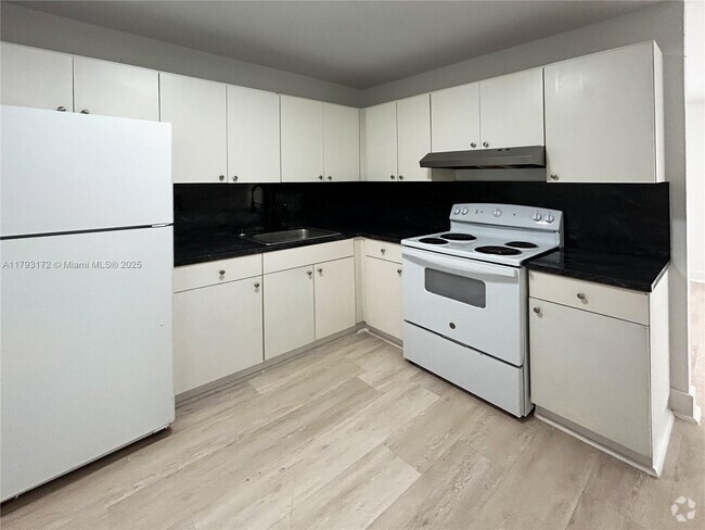 Building Photo - 12215 W Dixie Hwy Unit 206 Rental