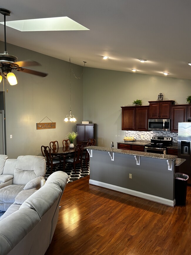 Sala de estar amueblada y mesa de cocina. - 123 Chateau Place