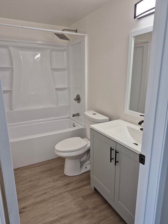 Photo - Lloyd Court Apartments