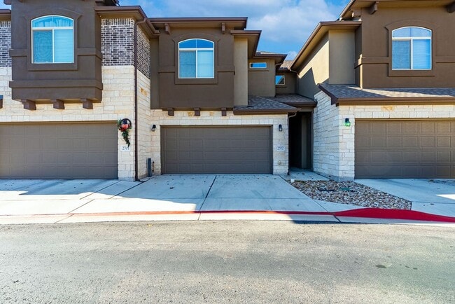 Building Photo - Beautiful 3 bedroom, 2.5 bathroom home in Donnell Park!!!