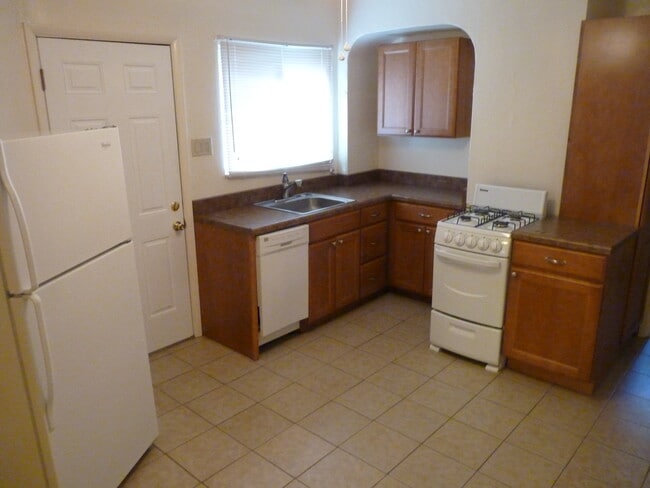 Kitchen - 134 S 25th St Unidad 1st floor