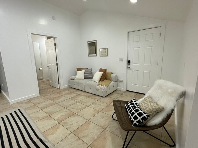 Photo - PRIVATE , FURNISHED Beverly Hills Studio Back House ! All utilities included