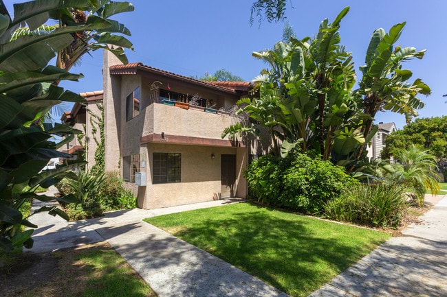 Building Photo - *OPEN HOUSE: 11/7 11AM-1PM* 3 BR Townhome ...